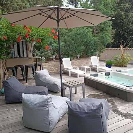 Pomme De Pin Et Mimosa Ferienhaus