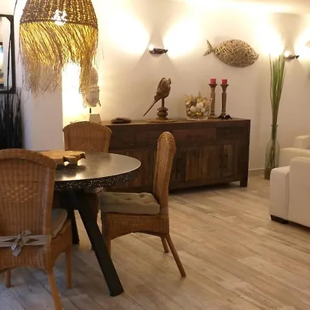 Pomme De Pin Et Mimosa Grand-Village-Plage