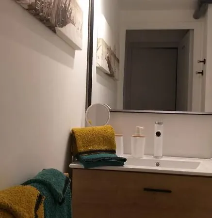 Pomme De Pin Et Mimosa * Grand-Village-Plage