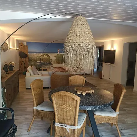 Pomme De Pin Et Mimosa * Grand-Village-Plage