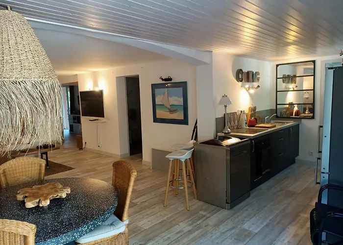 Pomme De Pin Et Mimosa