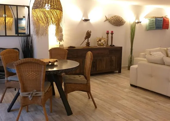 Pomme De Pin Et Mimosa Grand-Village-Plage