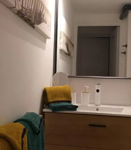 Pomme De Pin Et Mimosa * Grand-Village-Plage